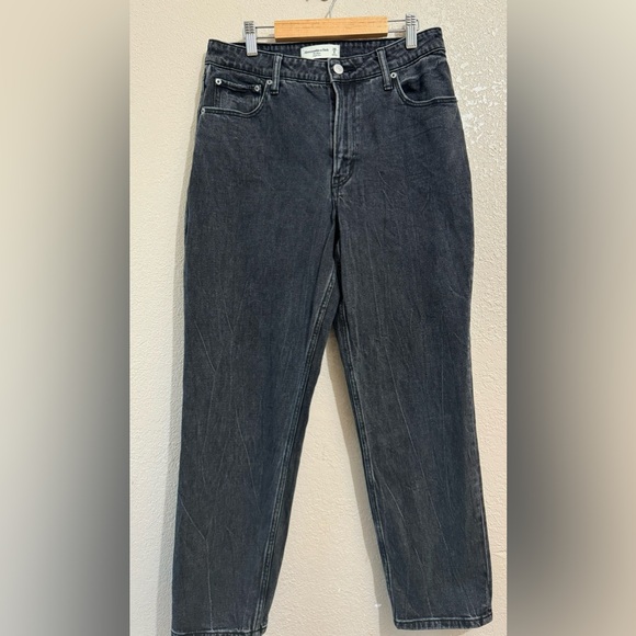 Abercrombie & Fitch The Mom High Rise Curvy Jeans Size 28/6 - Picture 1 of 4